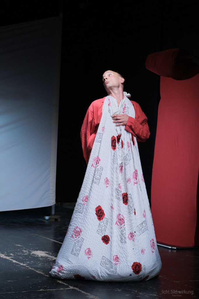 One-Man-Show: In Kafkas „Verwandlung“ steht Kaplan alleine auf der Bühne und verkörpert Gregor Samsa, die Mutter, die Schwester, den Vater sowie den Prokuristen.