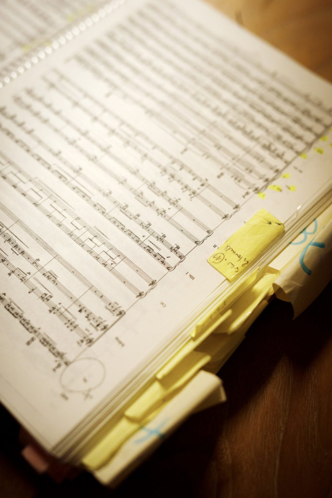 Die Partitur von Hans Werner Henze: Bei dem Treffen zwischen Dirigentin und Regie wird jeder Takt und jede Szene genau besprochen.