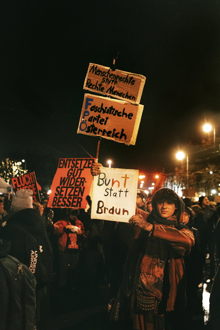 Aufstehen, bevor es wieder finster wird. Die Auseinandersetzung mit demokratiefeindlichen Tendenzen fand auf der Bühne, in Diskussionen und Lesungen, aber auch auf der Straße statt.