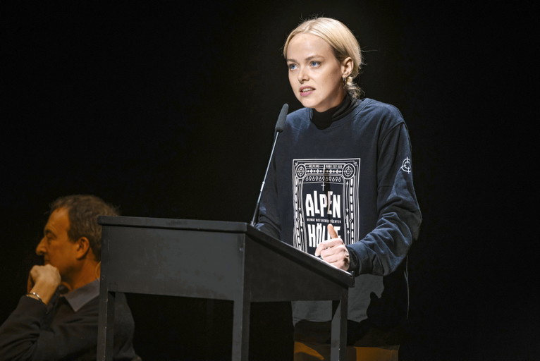 Marie-Luise Stockinger liest Sabine Gruber. Die eigens vom Burgtheater in Auftrag gegebenen Texte wurden im Rahmen einer Matinee am 17. März im Burgtheater erstmals gelesen.