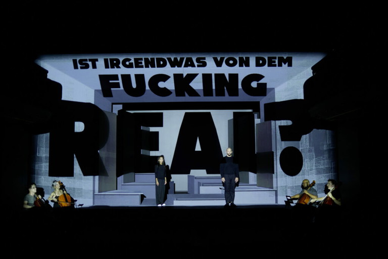 Hasti Molavian und Timothy Connor bewältigen in „Denis &amp; Katya“ sechs Rollen in 112 Mikroszenen. 