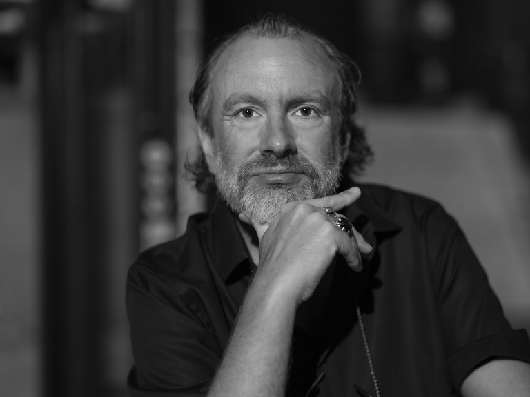 Timo Dentler studierte Bühnen- und Kostümbild an der Kunstakademie Düsseldorf und assistierte viele Jahre bei Peter Zadek. Seit 1999 arbeitet er im Team mit Okarina Peter international als Bühnen- und Kostümbildner an Häusern wie der Semperoper Dresden, der Volksoper Wien, der Oper Graz, dem Schauspielhaus Zürich, dem Deutschen Theater Berlin, dem Staatstheater am Gärtnerplatz und bei den Bregenzer Festspielen.