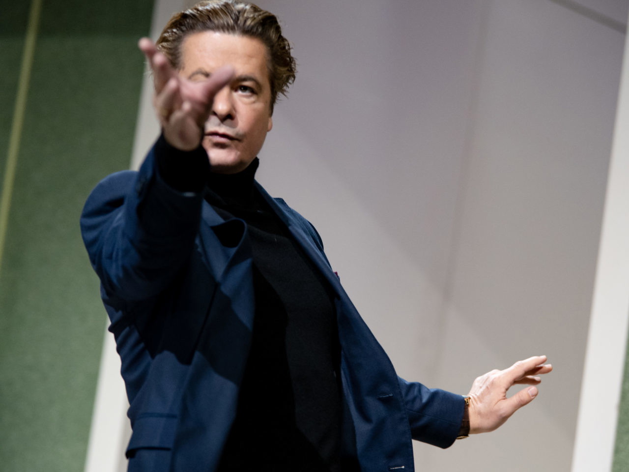 Michael Dangl in Alexandra Liedtkes Inszenierung von „Der ideale Mann" im Theater in der Josefstadt.