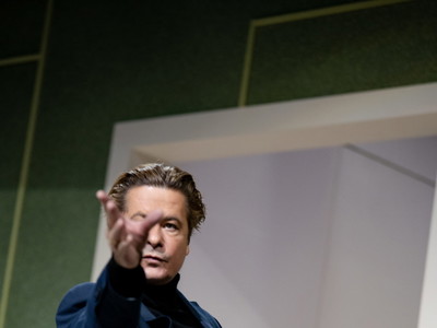 Michael Dangl in Alexandra Liedtkes Inszenierung von „Der ideale Mann" im Theater in der Josefstadt.