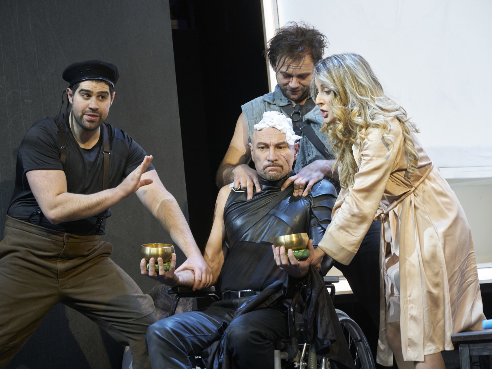 Andrew Morstein witsch (Don Bartolo), Timothy Connor
(Figaro) und Sofia Vinnik (Rosina) in Christoph Zauners Inszenierung in der Kammeroper.