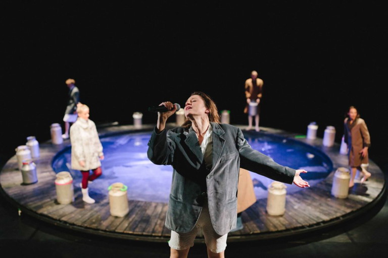 Am 24. Oktober kehrt die Erfolgsproduktion „Die Milchfrau“ ins Kosmos Theater zurück.