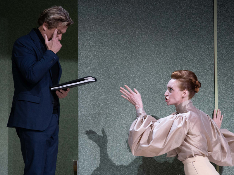 Michael Dangl spielt Sir Robert Chiltern und Silvia Meisterle Lady Chiltern in einer Inszenierung von Alexandra Liedtke im Theater in der Josefstadt.