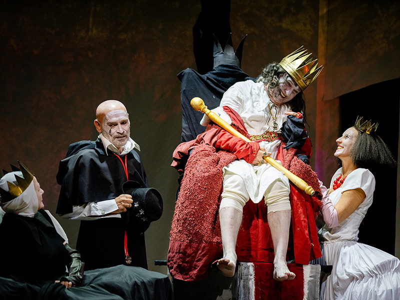 Lore Stefanek, Johannes Krisch, Bernhard Schir und Maria Köstlinger in „Der König stirbt“ in den Kammerspielen der Josefstadt.