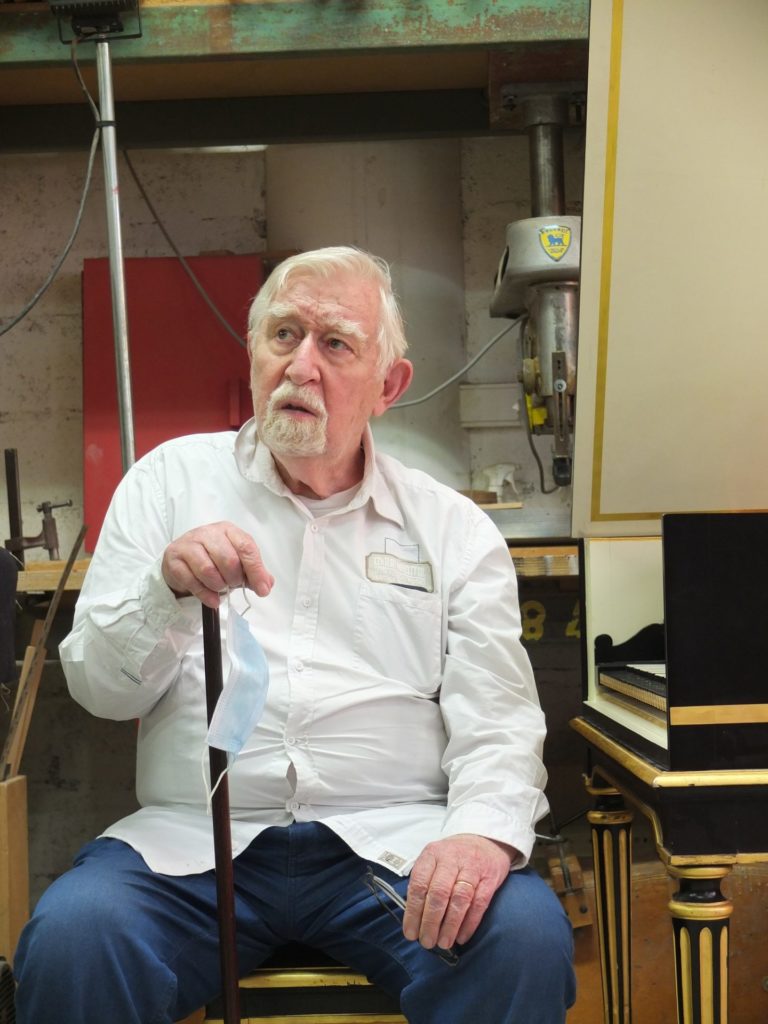 Reinhard von Nagel ist nach eigener Aussage der "bunte Hund" der Kunst- und Handwerksszene in Paris. Hier sitzt er in seiner Werkstatt im 11. Arrondissement, wo er seit 1971 kunstvolle Cembali anfertigt.