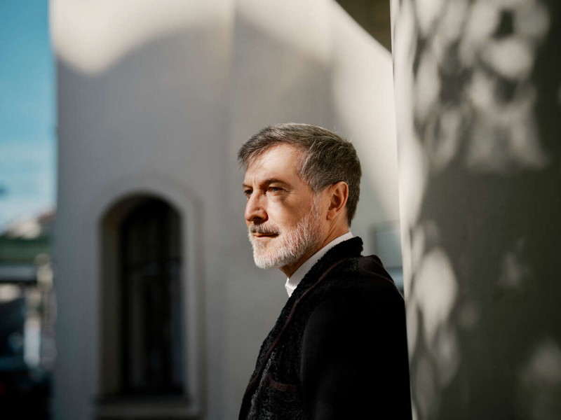 Martin Schläpfer studierte Ballett bei Marianne Fuchs in St. Gallen und an der Royal Ballet School in London. Nach Beendigung seiner internationalen Tanzkarriere ist er seit 1994 als Choreograf und Ballettdirektor erfolgreich. Er formte das Berner Ballett, das ballettmainz und das Ballett am Rhein Düsseldorf Duisburg zu international akklamierten Compagnien, schuf rund 80 Choreografien und erhielt zahlreiche Auszeichnungen. Seit der Spielzeit 2020/21 ist er Direktor und Chefchoreograf des Wiener Staatsballetts. 
