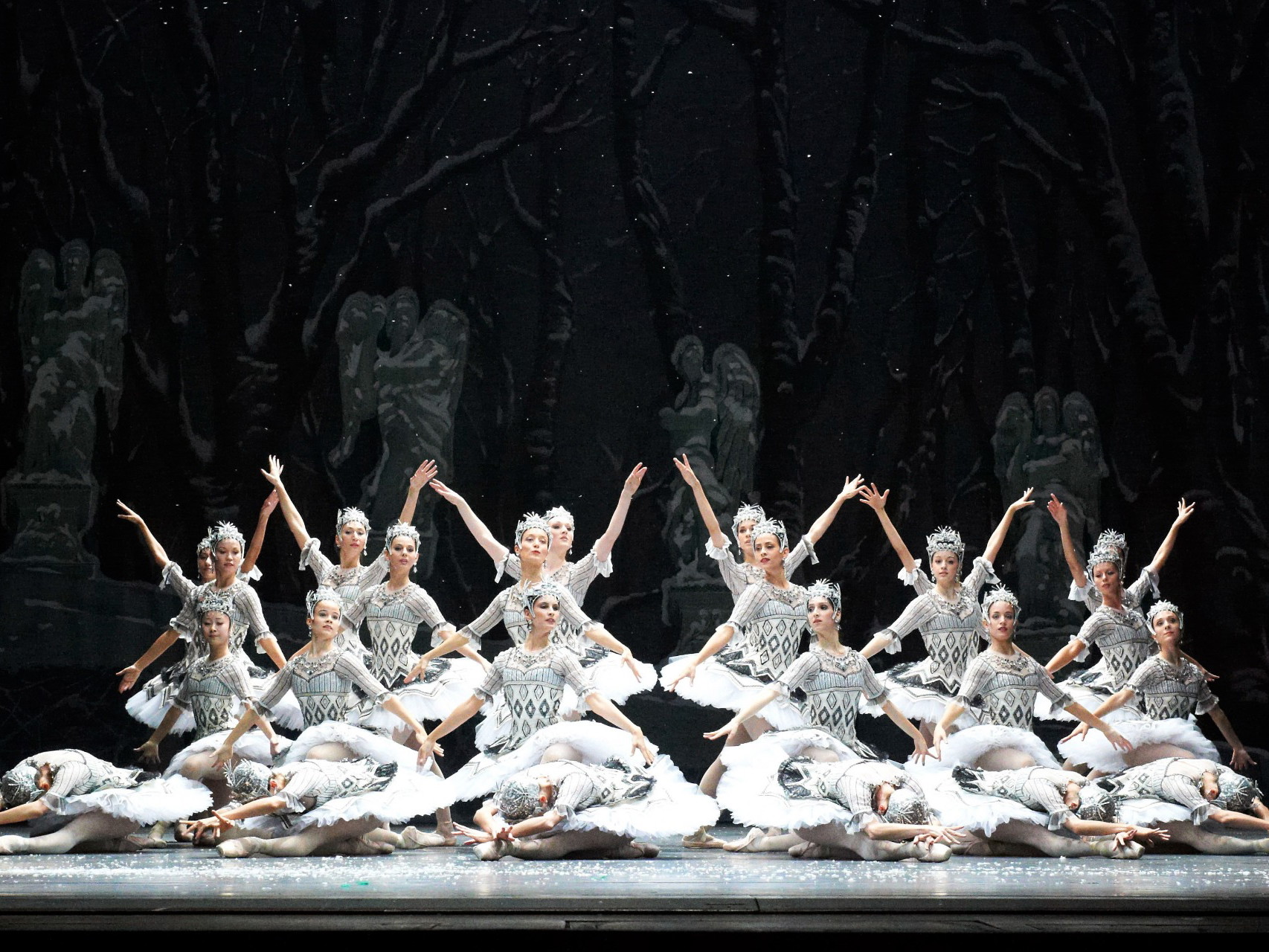 Ensemble in „Nussknacker“ an der Wiener Staatsoper.