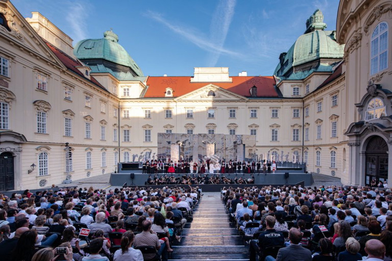 Der Kaiserhof des Stifts Klosterneuburg dient als Kulisse.