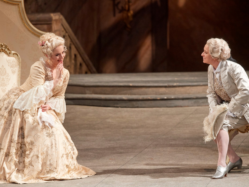 Louise Alder e Losier (Octavian) in der Wiener Staatsopern-Inszenierung.