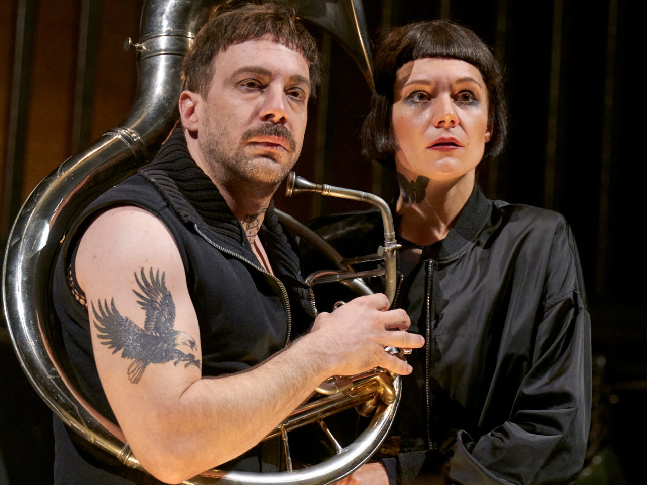 Florian Teichtmeister und Lilith Häßle in der aktuellen Inszenierung von „Der Selbstmörder" im Burgtheater. 