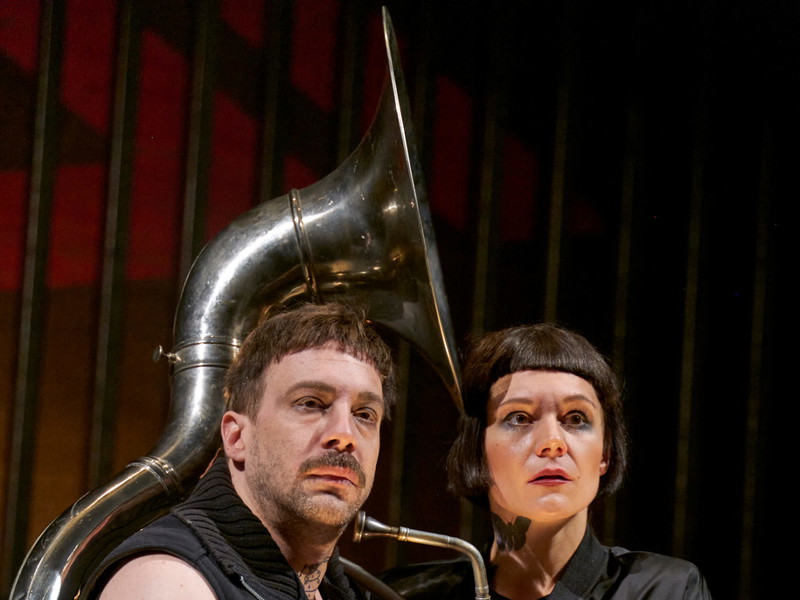 Florian Teichtmeister und Lilith Häßle in der aktuellen Inszenierung von „Der Selbstmörder" im Burgtheater. 