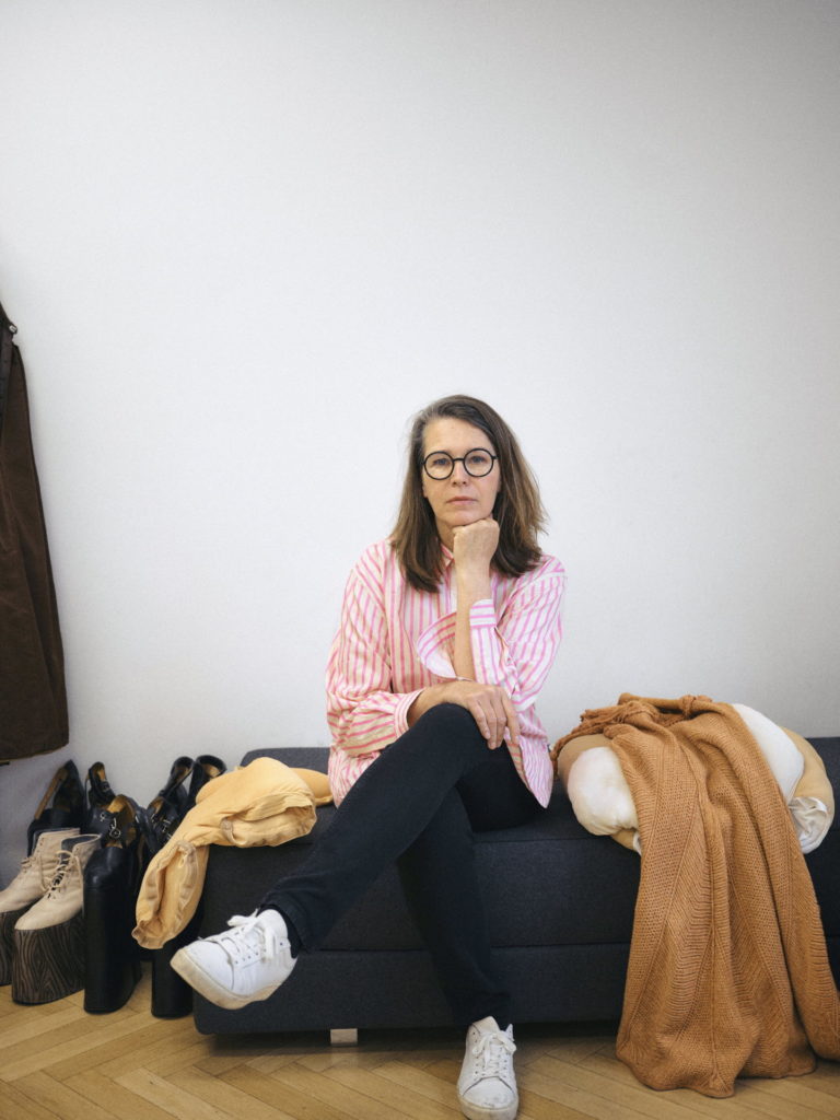 Vom Zirkus zu Theater und Oper. Als junge Frau half Esther Geremus in der Kostümabteilung des Circus Roncalli mit. Ihre Faszination für den Beruf führte sie über einige Umwege zum Theater und zur Oper.