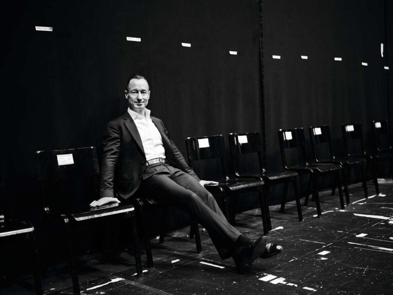 Der Berliner ist ausgebildeter Schauspieler und Sänger, arbeitete später u. a. als Regisseur, Autor, Produzent und Stückentwickler, fungierte als Künstlerischer Direktor und Leiter der Kreativabteilung bei Stage Entertainment Deutschland, ehe er 2012 Musical-Intendant der Vereinigten Bühnen Wien wurde. VBW-Eigenproduktionen werden auf zahlreichen internationalen Bühnen gezeigt. 