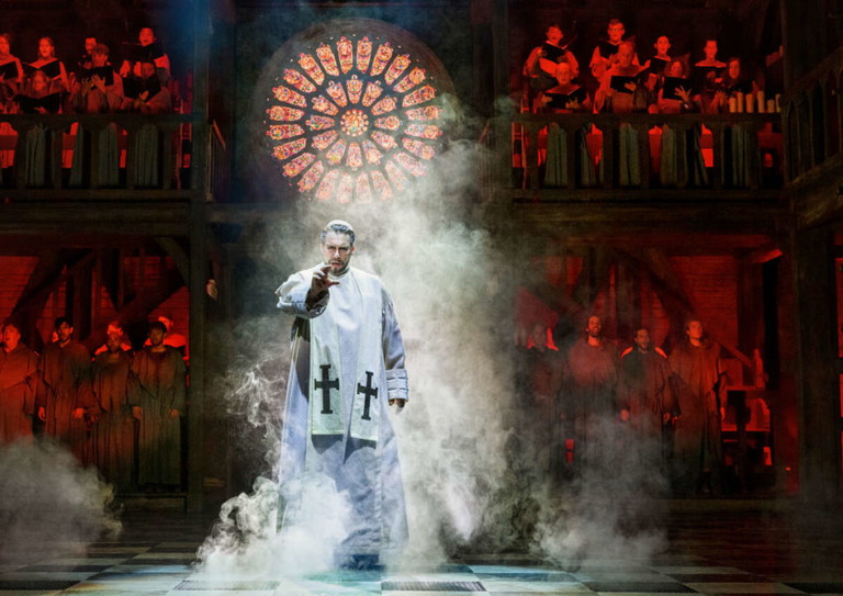 „Der Glöckner
von Notre-Dame“:
Das opulente Disney-Musical rund um die dramatische Geschichte von Quasimodo und Esmeralda – nach Motiven von Victor Hugo – begeistert aktuell im Ronacher.