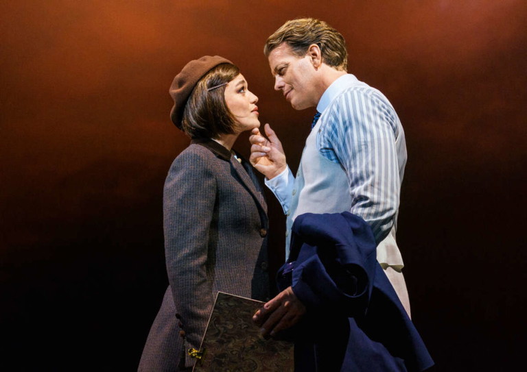„Rebecca“:
Die Publikumslieblinge Nienke Latten und Mark Seibert machen als „Ich“ und Maxim de Winter das Geheimnis von Manderley im Raimund Theater eindrucksvoll erlebbar.