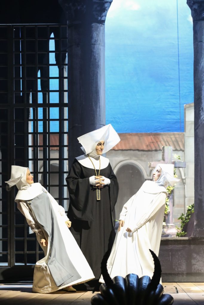 Theresa Dax Sapia (Mutter Aglaja/Oberst Donnersbach) und Johanna Arrouas (Isabella/Isolde/Iska) auf der Bühne der Wiener Volksoper in einer Operette von Franz von Suppé.