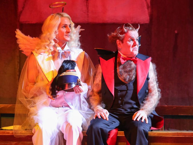 Christian Graf yer (Ruprecht) sind in der Wiener Volksoper in „Der Teufel auf Erden" zu erleben.