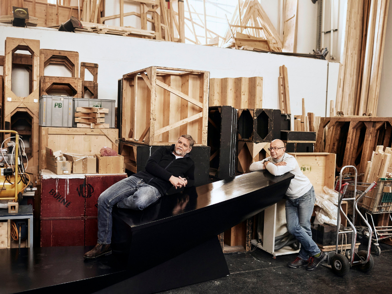 Reisender und Gondoliere.
Rainer Trost  Fotoshooting schon einmal die Gondel aus.