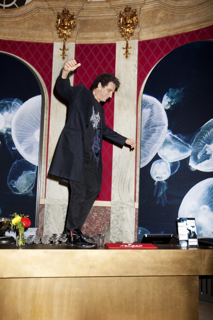 Wo noch auf der Bar getanzt wird. In der Roten Bar findet in regelmäßigen Abständen die von Paul Wallfisch kuratierte Musikreihe „Peter Cat’s Wide World of Sound“ statt, die Musik und Literatur zusammenbringt.