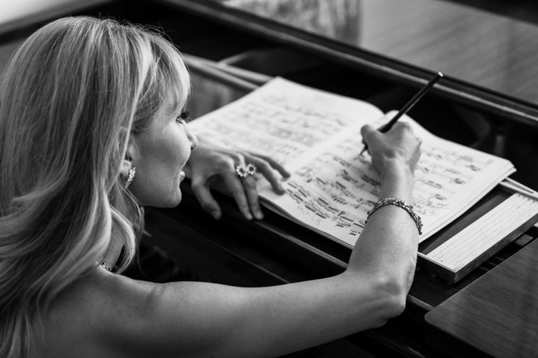 Donka Angatscheva arbeitet an ihrem Bösendorfer Grand Piano 225: Das Unikat ist 429 Kilogramm schwer und hat 92 statt 88 Tasten.