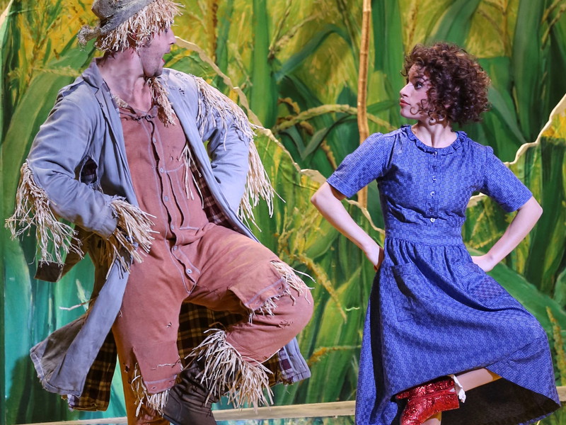 Peter Lesiak e Khalil (Dorothy) in der Volksopern-Inszenierung.