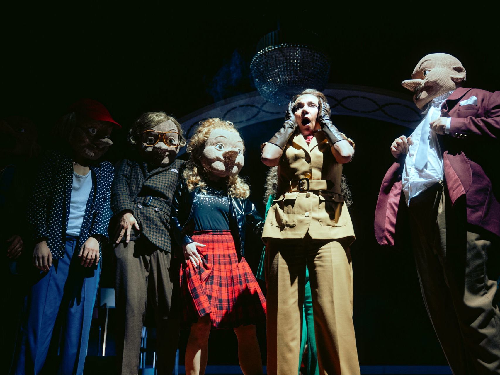 Das Ensemble vn „Der zerbrochne Krug“ in den Kammerspielen des Theaters in der Josefstadt.