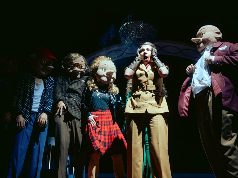 Das Ensemble vn „Der zerbrochne Krug“ in den Kammerspielen des Theaters in der Josefstadt.