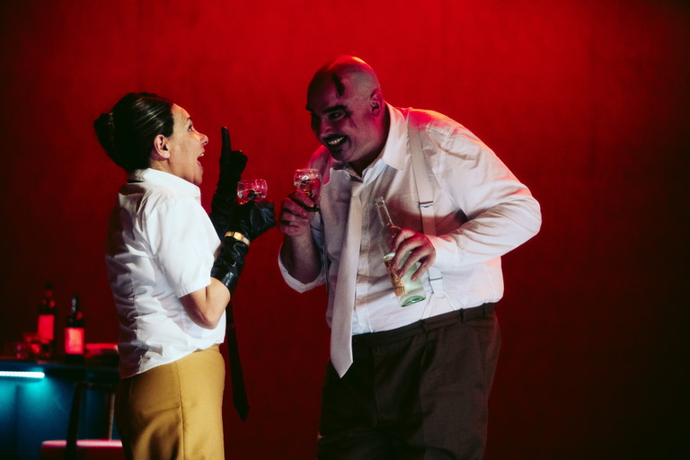 Sandra Cervik und Robert Joseph Bart in „Der zerbrochne Krug“.