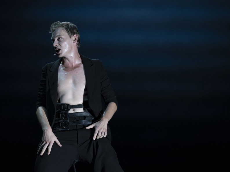 Für seine Darstellung des Dionysos in Ulrich Rasches Inszenierung am Burgtheater, wurde Franz Pätzold mit dem Nestroy 2020 ausgezeichnet. 
