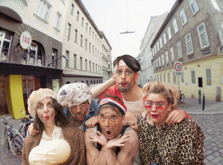 Das Ensemble von „Ein bescheidenerer Vorschlag“: Ambra Berger, Peter Bocek, Ida Golda, Kristóf Szimán, Thomas Toppler.