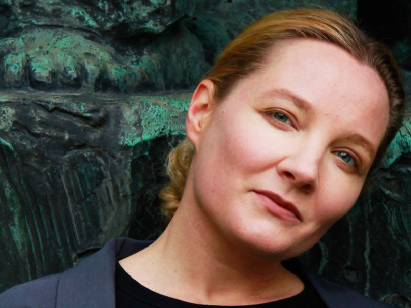 Teresa Dopler wurde 1990 in Oberösterreich geboren. Sie studierte Sprachkunst an der Angewandten Kunstuniversität Wien und Theater- Film und Medienwissenschaften an der Universität Wien. Mit „Das weiße Dorf“ gewann sie 2019 den AutorInnenpreis des Heidelberger Stückemarktes. 