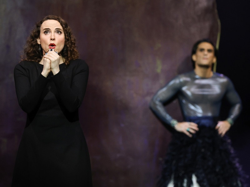 Rebecca Nelsen als Konstanze in der Inszenierung der Volksoper Wien mit Murat Seven als Bassa Selim.