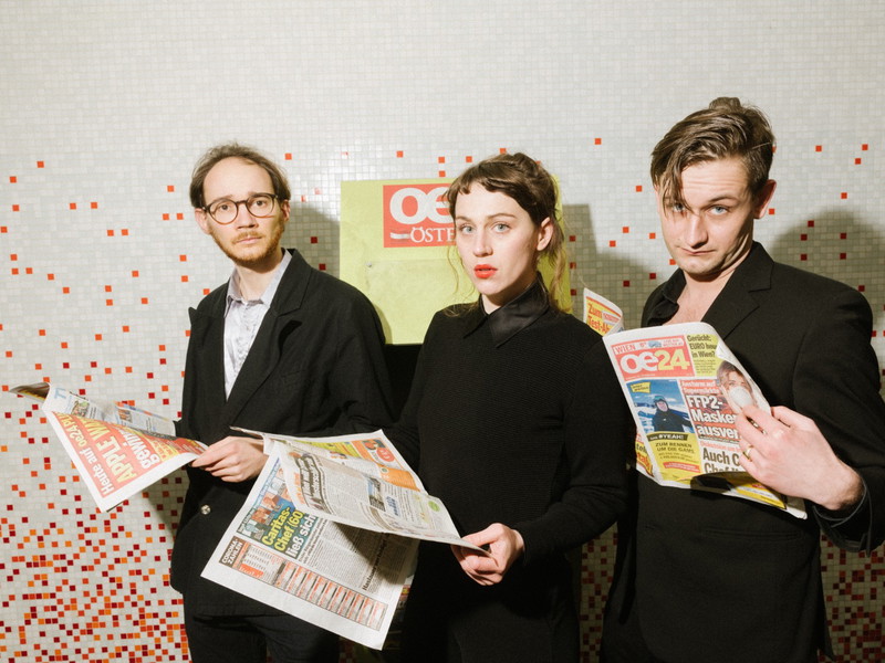 In einem Verschnitt aus Originalmaterial und Interviews mit Expert:innen entsteht ein Abend zwischen harter Medienanalyse und politischer Satire.