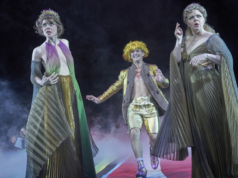 Elisa Plüss, Sebastian Wendelin und Sarah Viktoria Frick in „Die gefesselte Phantasie“ im Burgtheater.