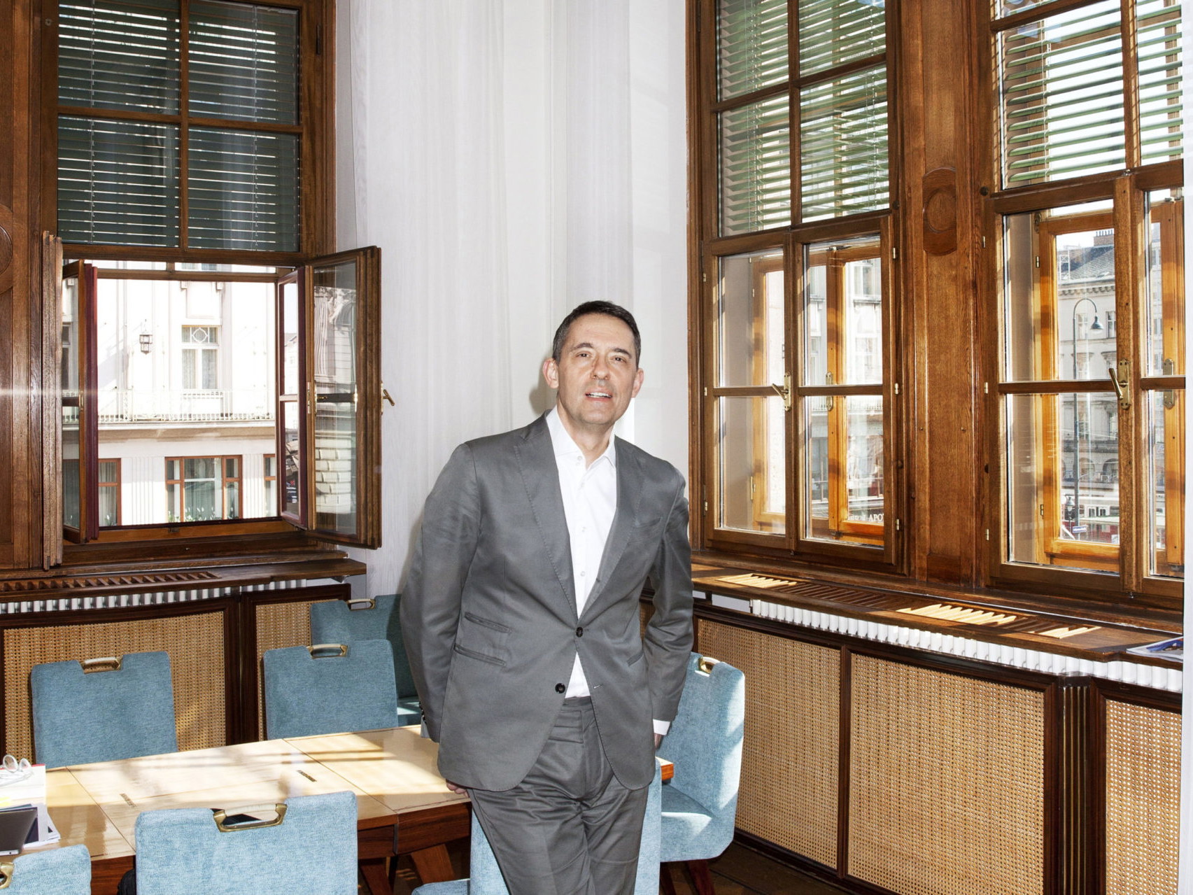 Alles recycelt. Bogdan Roščić in seinem Büro in der Wiener Staatsoper. Der Tisch am Bild wird von ihm als Schreibtisch und als Besprechungstisch genutzt – er ist restauriertes Vintage. Die Stühle ebenso.