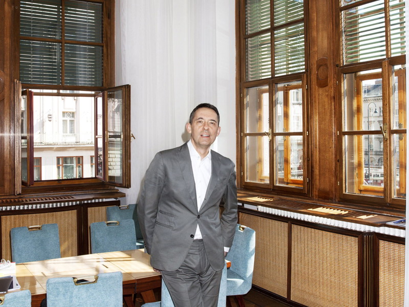 Alles recycelt. Bogdan Roščić in seinem Büro in der Wiener Staatsoper. Der Tisch am Bild wird von ihm als Schreibtisch und als Besprechungstisch genutzt – er ist restauriertes Vintage. Die Stühle ebenso.