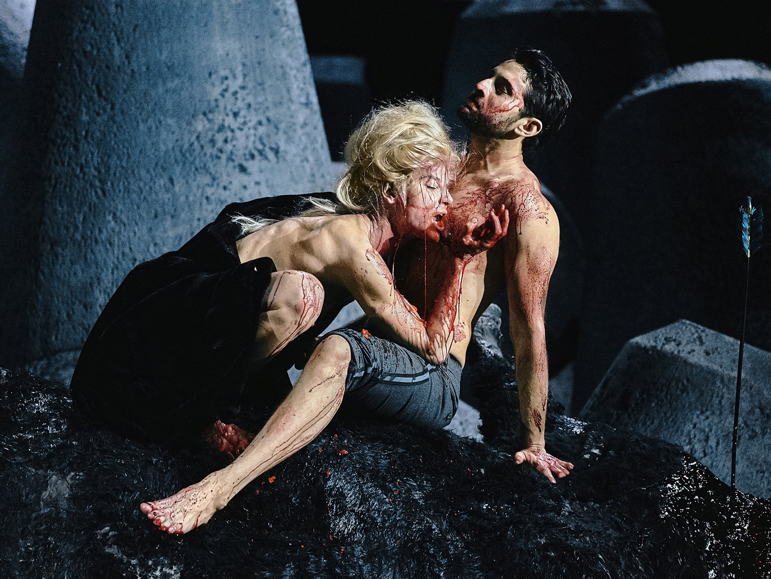 Bibiana Beglau und Bardo Böhlefeld in „Die Hermannsschlacht" am Burgtheater.