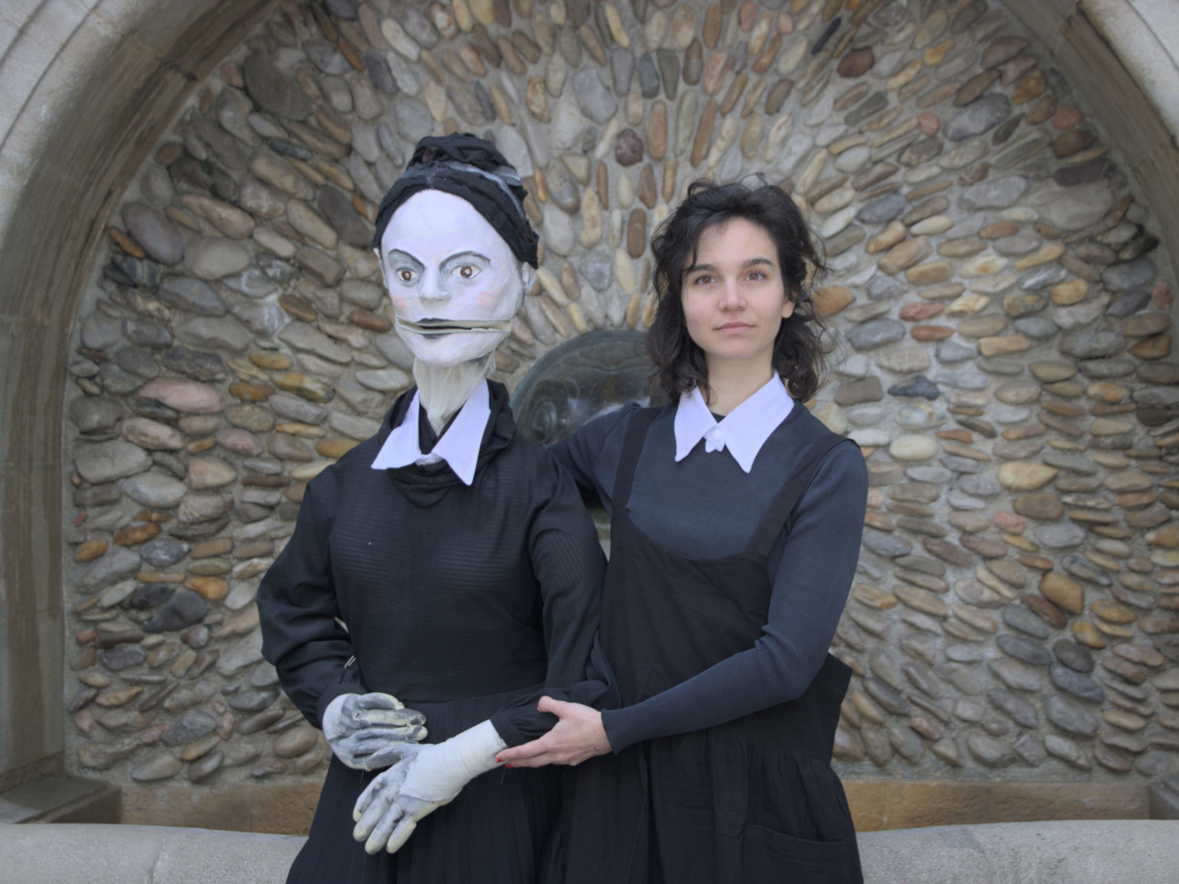 Puppelspielerin und Schauspielerin Soffi Povo mit Anna Demel. 
