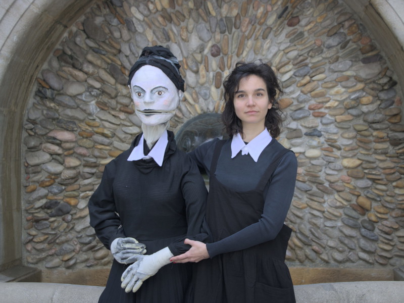 Puppelspielerin und Schauspielerin Soffi Povo mit Anna Demel. 