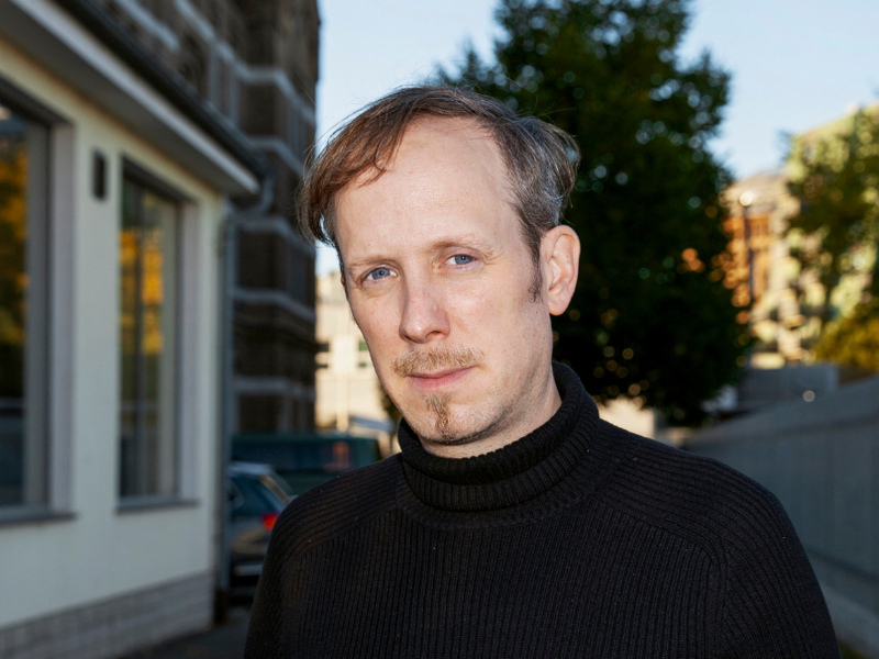 Wo sich Werkstatt und Probebühne verbinden. Nils Voges vor der Probebühne des Volkstheaters in Simmering. Hier wird nicht nur geprobt, sondern es entstehen auch rund 350 Animationsplatten, die in seiner Inszenierung des Romans „Die Inkommensurablen“ zum Einsatz kommen. 