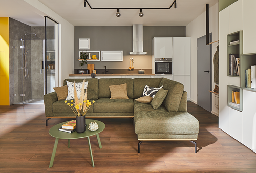Mit schlanken Metallfüßen und der zeitlosen Formensprache bringt SACRAMENTO Eleganz in den Living-Bereich.