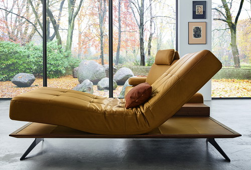 VERONA überzeugt durch die komfortable Relaxliege, die sich per Knopfdruck verstellen lässt und ausreichend Platz für Übernachtungsgäste bietet.