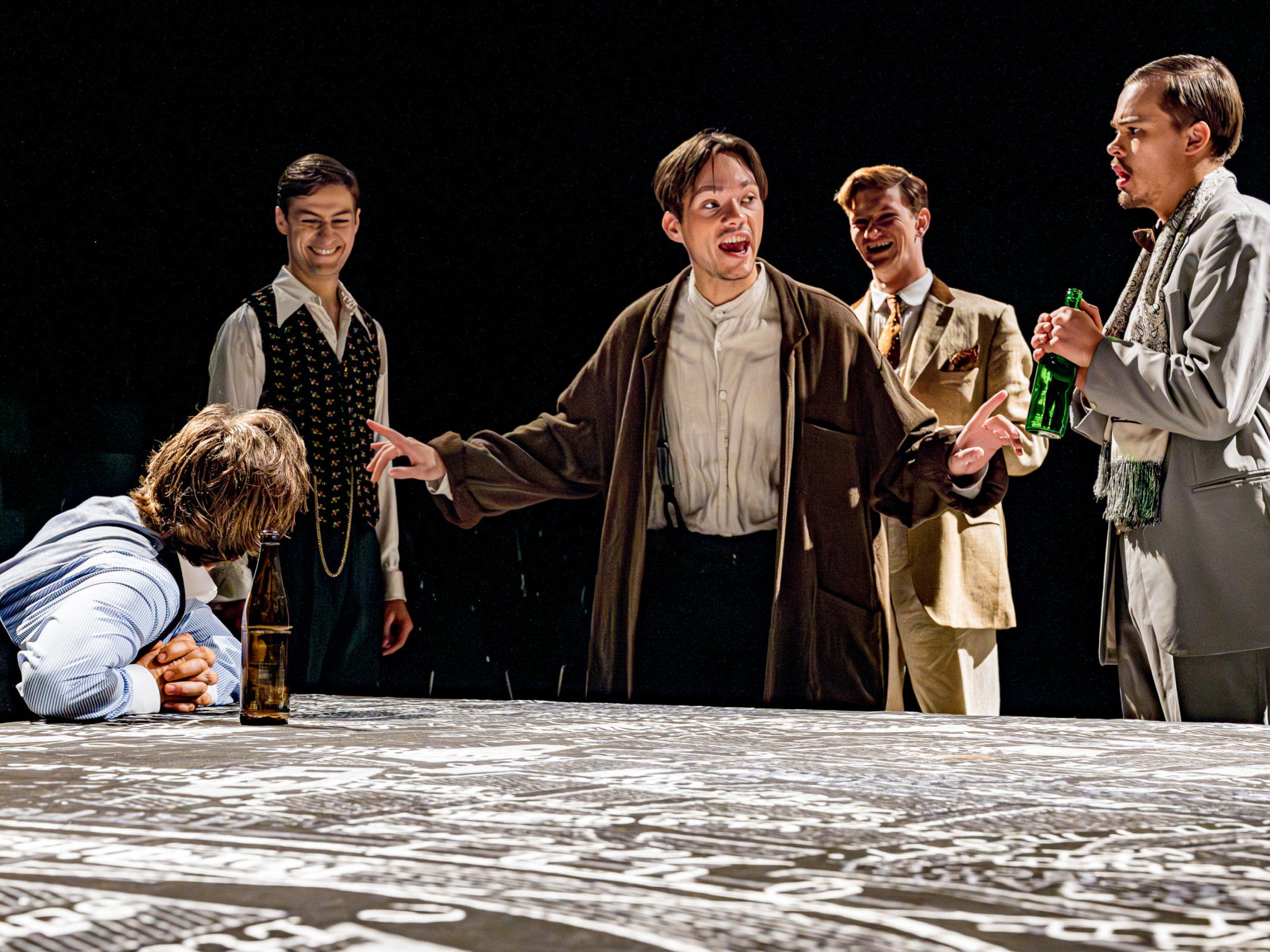 Claudius von Stolzmann  Ferdinand Trotta), Nils Hausotte (Joseph Branco Trotta), Simon Löcker (Baron Hallersberg) und Simon Schofeld (Graf Festetics) in Reichenau. 