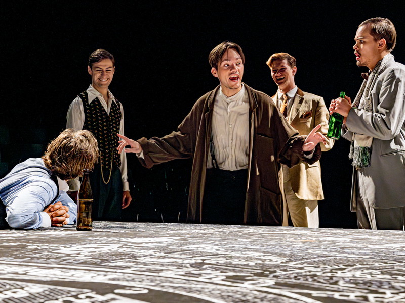Claudius von Stolzmann  Ferdinand Trotta), Nils Hausotte (Joseph Branco Trotta), Simon Löcker (Baron Hallersberg) und Simon Schofeld (Graf Festetics) in Reichenau. 