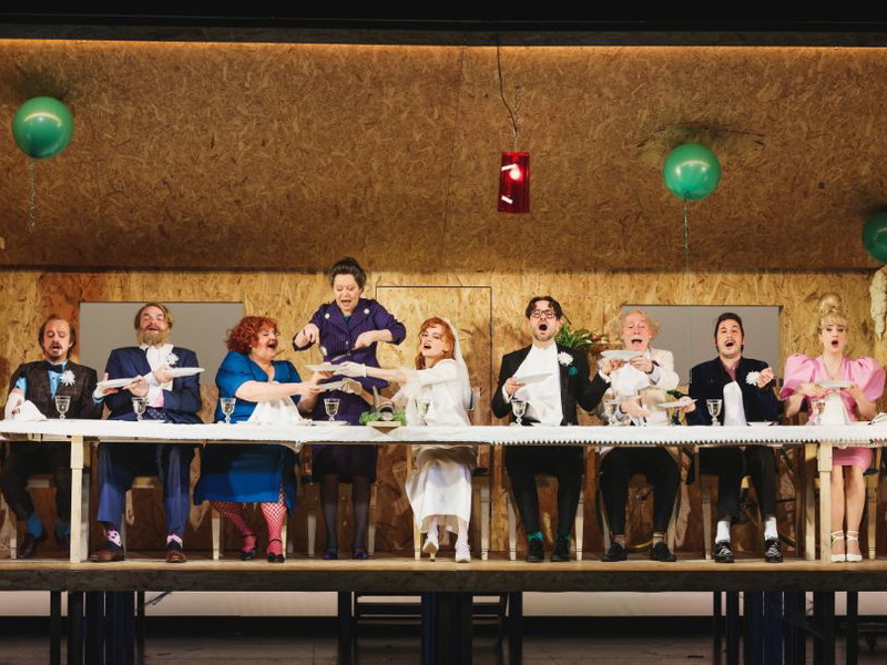 Das Ensemble von „Die Kleinbürgerhochzeit“ in den Kammerspielen des Theaters in der Josefstadt.