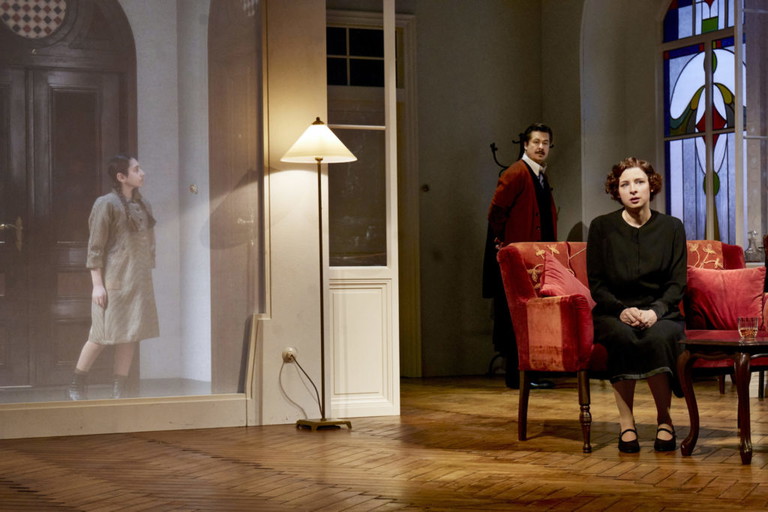 Daria Tayel mit Michael Dangl und Martina Ebm in „Geheimnis einer Unbekannten“.